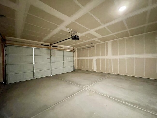 Building Photo - BHCRENT.COM 3 bed 2 bath 2 car garage, gat...