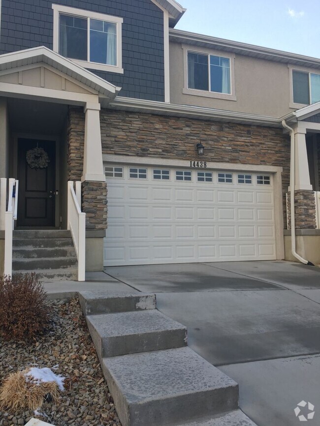 Building Photo - Dog friendly Herriman Townhome