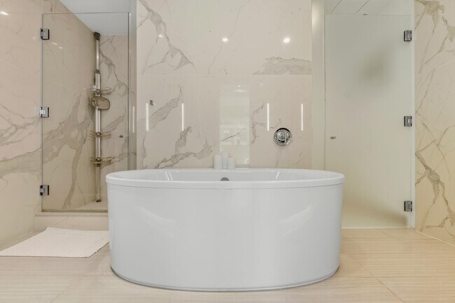 Building Photo - 800 AVENUE AT Port