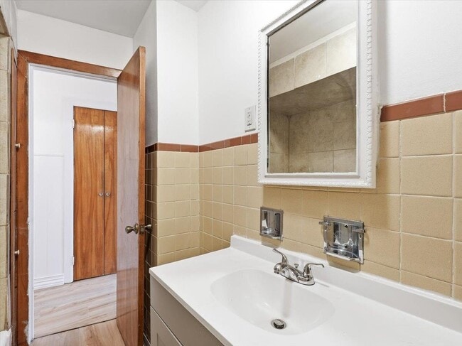 Building Photo - 98 W 47th St