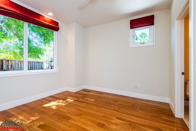 Building Photo - Gorgeous Mountain View Home Near Downtown
