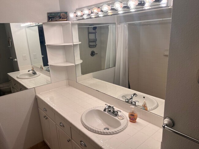 Building Photo - Furnished Beachside Townhome 2 bedroom/ 1.5 bath Dog Friendly Walk to beach