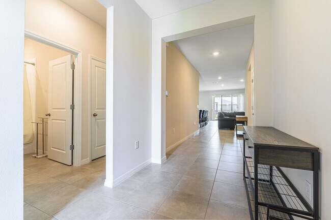 Building Photo - Pet Friendly, Spacious, modern 4 bed home ...
