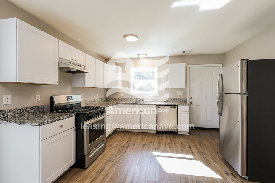 Building Photo - 2218 W Madison St