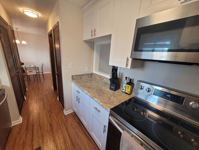 Building Photo - 2 Bedroom, 2.5 Bath Condo with with Ocean ...