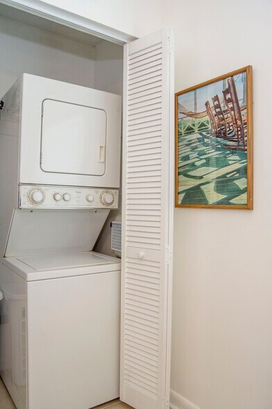 Building Photo - 915 18th Plz