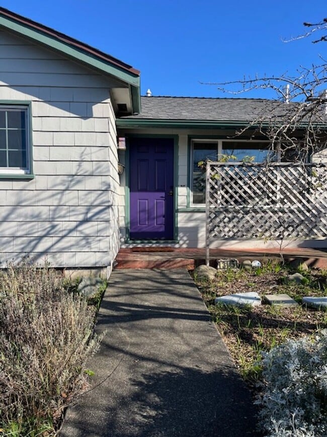 Building Photo - 2 Bedroom/ 1 Bath House in Eureka, Single car Garage with Washer & Dryer included!!