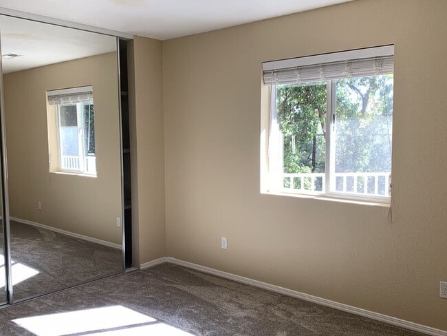 Building Photo - Spacious 2-bedroom home near Lyons Park; r...