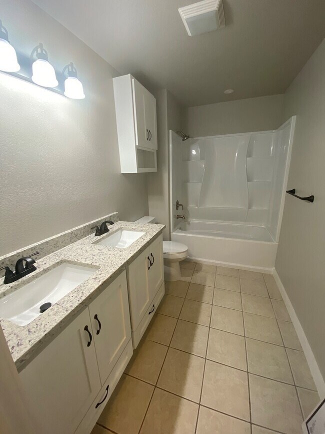 Building Photo - 518 Peterson Dr