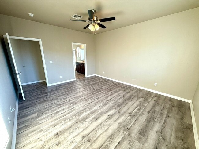 Building Photo - Beautiful 3 Bedroom with 3 Car Garage- Available Now!