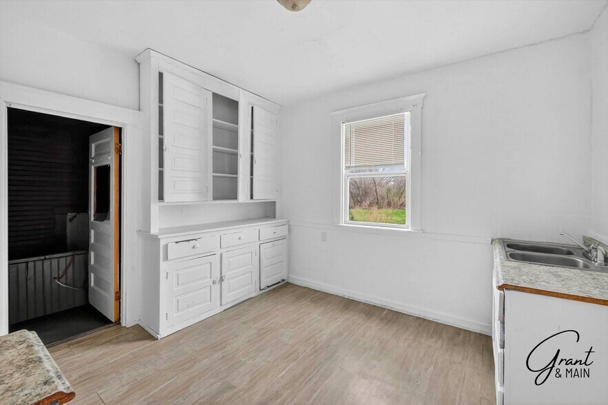 Building Photo - 127/129 W. Buena Vista - AIS-HASE LLC