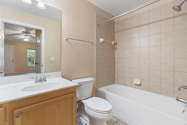 Building Photo - 3-Bed/2 Bath Gated Condo Fantastic Amenities!