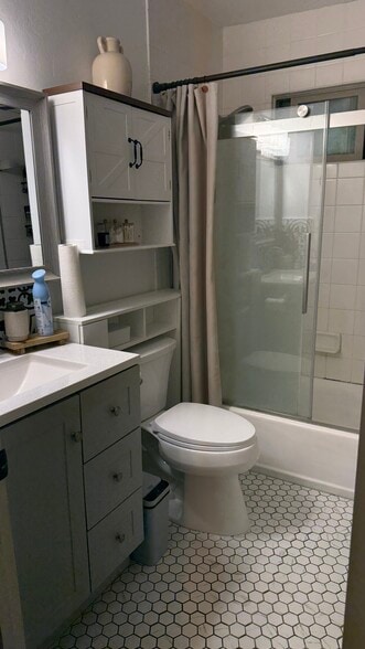 Remodeled bathroom - 1450 Iris Ave
