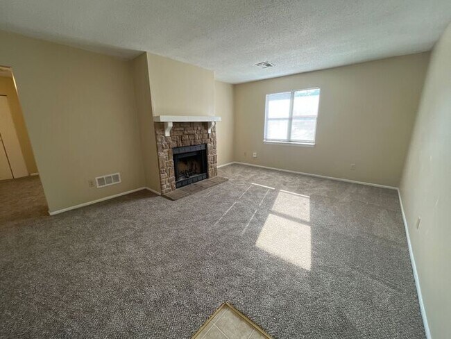 Building Photo - Spacious 2-Bed/1-Bath/1-Car Townhouse in P...