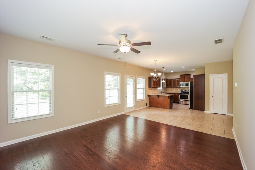 Building Photo - 114 St Charles Pl