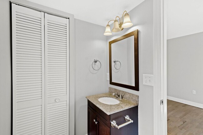 Building Photo - Beautifully Renovated 3 bed, 3 bath Home in the Southside Flats