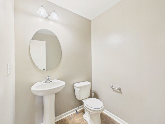 Building Photo - Spacious Townhouse on Mapleton Blvd.