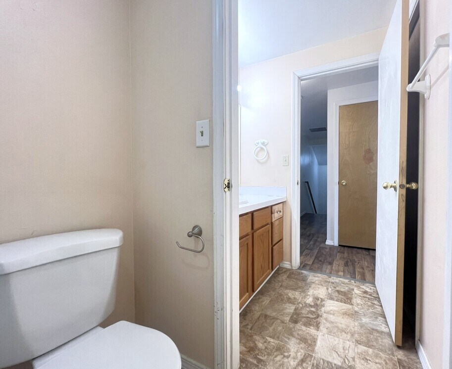 Building Photo - 10610 W Hinsdale St