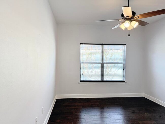 Building Photo - 590 Las Roblas Grande Dr