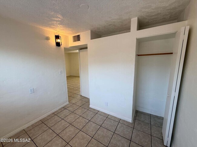 Building Photo - 460 E Delano St