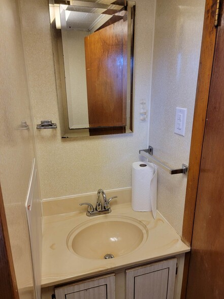 Full Bath #1 - 2410 Granite Station Rd