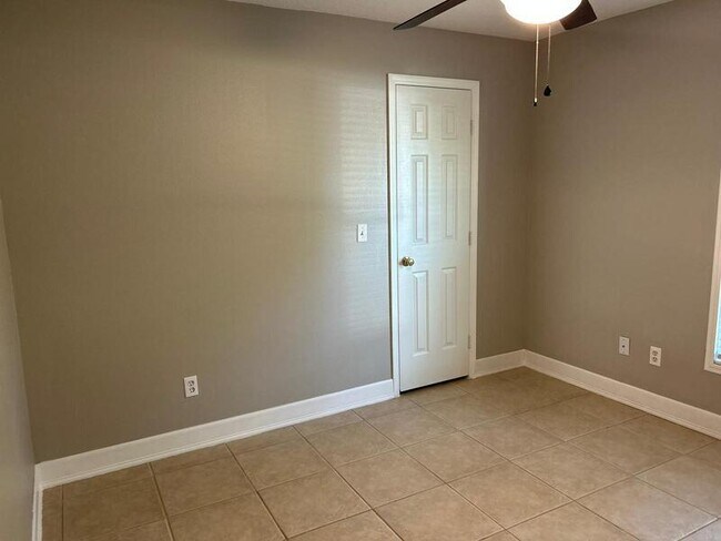 Building Photo - 912 Park Valley Cir