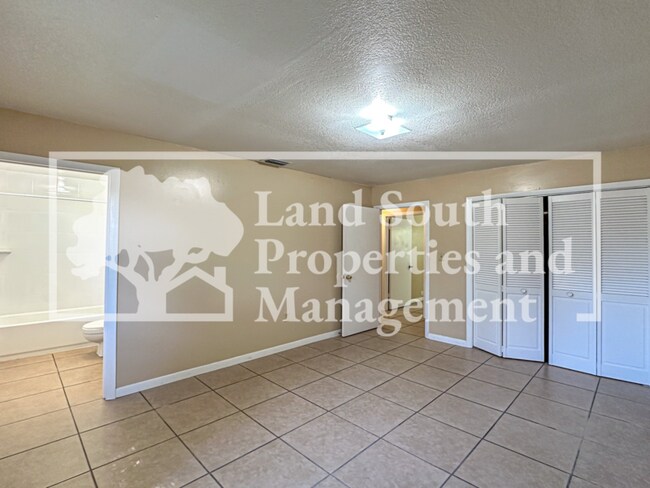 Building Photo - 2527 Crystal Lake Acres Dr