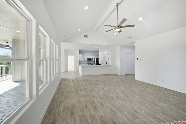Building Photo - 207 Deer Oaks Dr