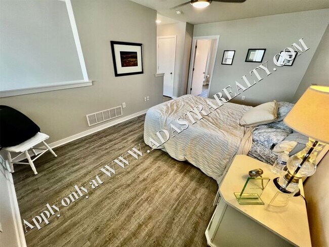 Building Photo - Beautiful 2 Bed 2.5 Bath Townhome Near The Plaza - Available NOW!!