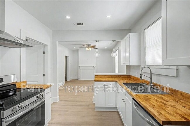 Building Photo - 615 W 39th St