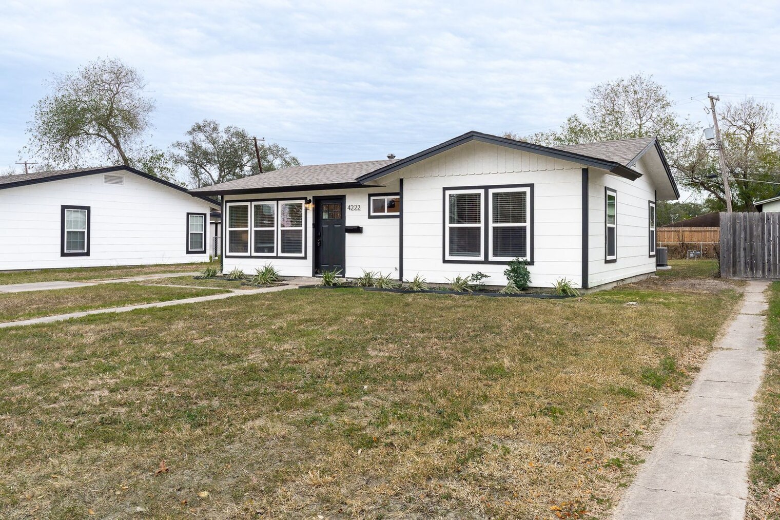 Building Photo - 4222 Sherwood Dr