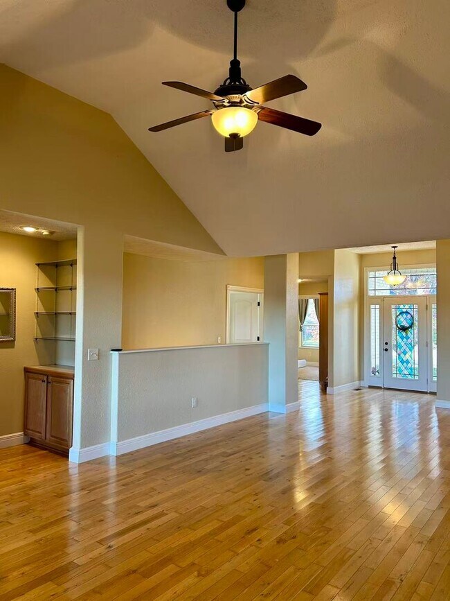 Building Photo - 5 bedroom and 3 bathroom two level house