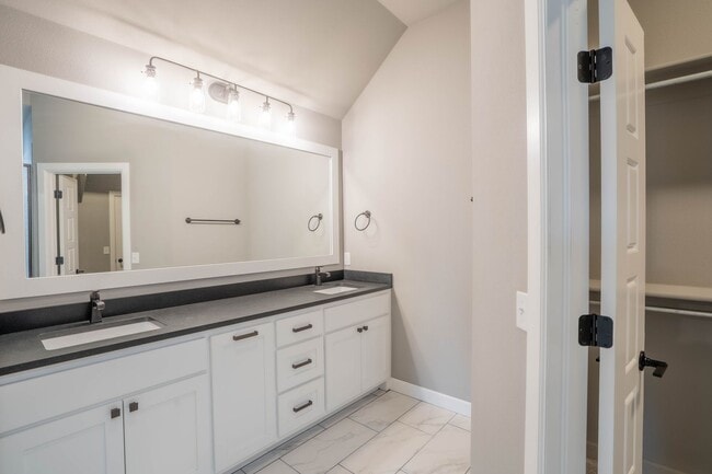 Building Photo - Prime Location! New build, 4 bed/ 2 bath!