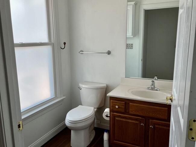 Building Photo - One Level Home in New London