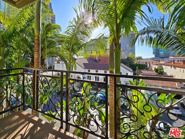 Building Photo - 10795 Wilshire Blvd