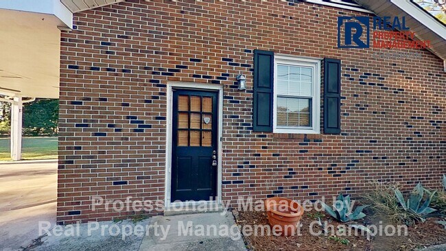 Building Photo - Updated 3 BD/2BA Home w/Spacious Rooms and...