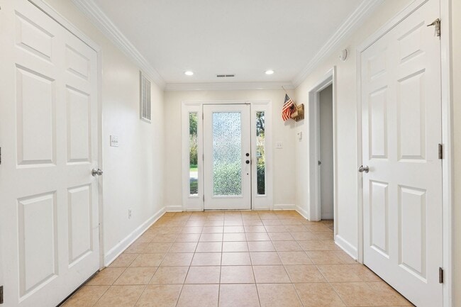 Building Photo - Chic's Beach Updated Rental!