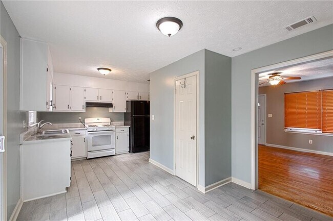 Building Photo - 4979 Paris Ave