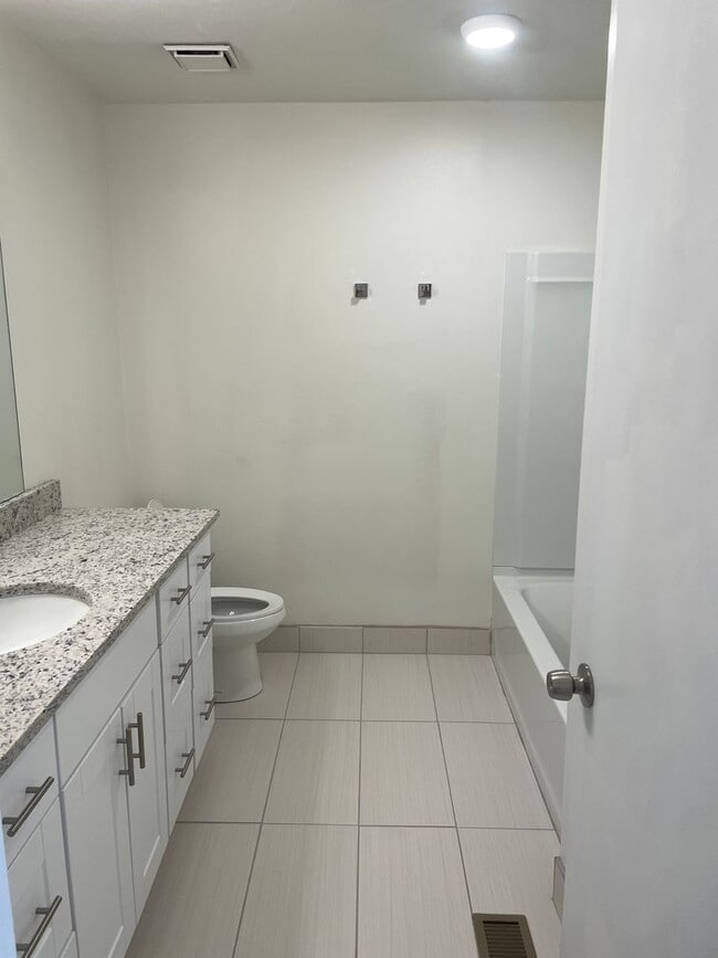 Building Photo - Twin Home with a 3-bedroom 1.5 Bath and Fenced Backyard