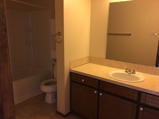 Building Photo - Spacious 2 Bedroom 1 bath with washer & dryer.