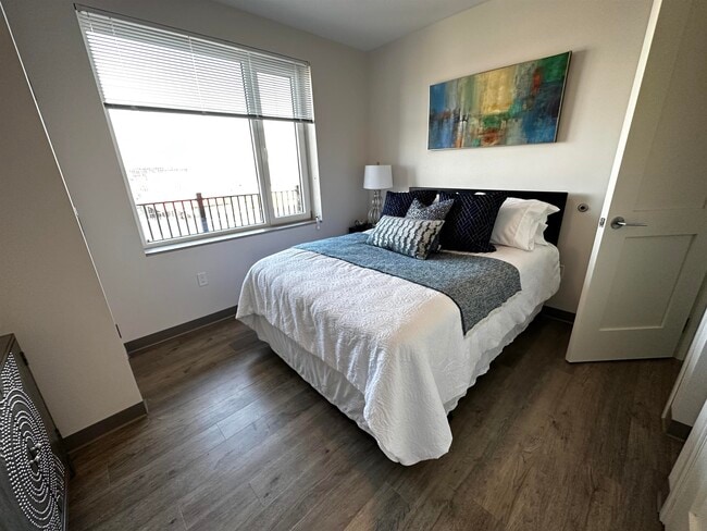 Building Photo - 409 Elm St