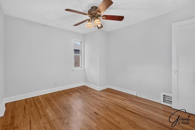 Building Photo - $1350 3 bedrooms