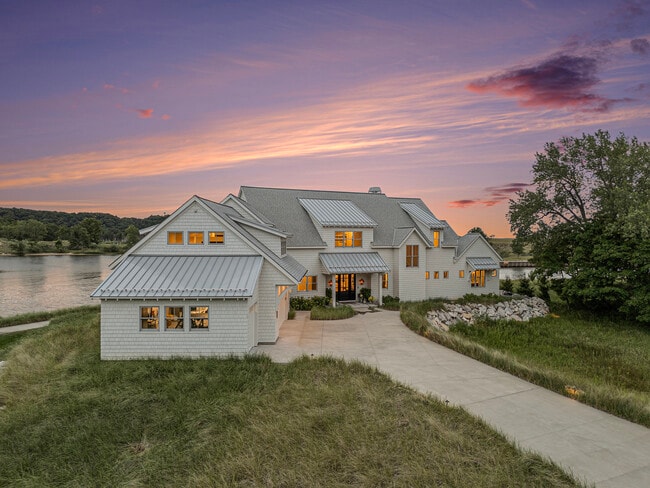 Building Photo - 6736 Saugatuck Bch Rd