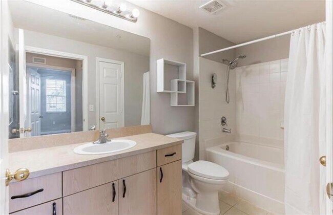 Building Photo - 533 NE 3rd Ave