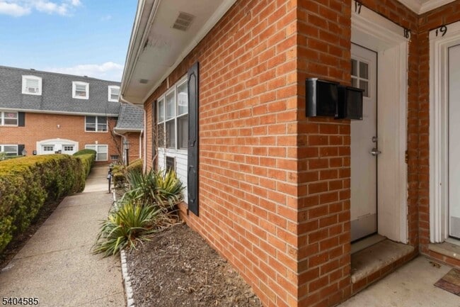 Building Photo - 25 River Rd