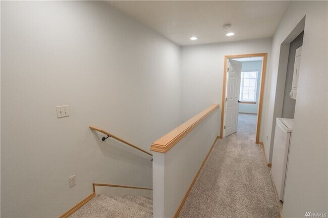 Building Photo - Spacious 2 Bed 2.5 Bath Townhome with Attached Garage in Cle Elum