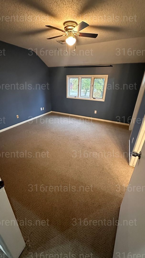 Building Photo - $1590 - 3 bedroom / 2.5 bathroom - Single ...