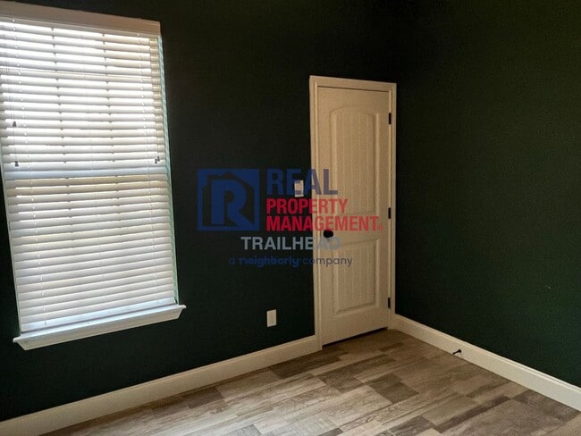 Building Photo - Stunning 3 Bed 2 Bath Home in Gated Lakesi...