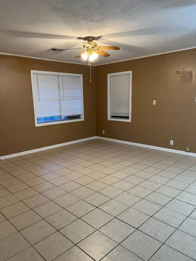 Building Photo - 2 Bedroom 1 bath Home