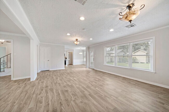 Building Photo - Gorgeous 4 bed/2.5 bath two story home in ...